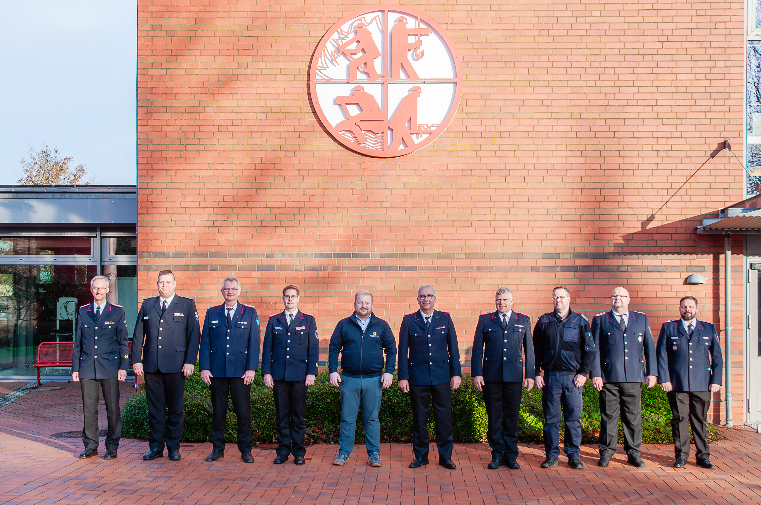 Teilnehmende des Lehrganges Lehrgang Brand,- Feuerwehrbereitschaften zwei haben sich zum Gruppenfoto auf dem Innenhof der LFS.SH aufgestellt