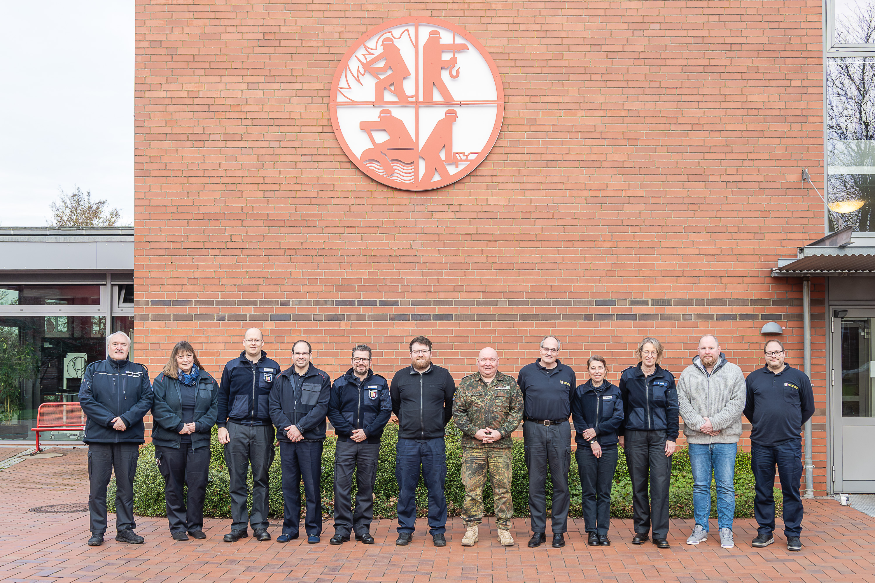 Teilnehmende des Lehrganges Führungskräftetraining 1 – Führungsinstrumente Basis haben sich zum Gruppenfoto auf dem Innenhof der LFS.SH aufgestellt